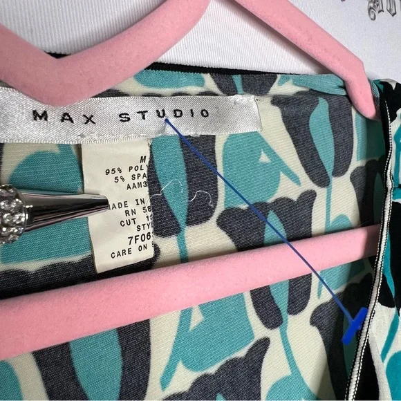 Max studio top blue cream black floral heart pattern stretchy blouse shirt - Picture 6 of 6